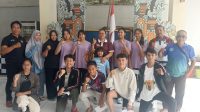 KETUA Umum Federasi Gimnastik Indonesia (FGI) Kota Denpasar, Anak Agung Istri Paramita Dewi, foto bersama atlet usai menyerahkan tali asih kepada sembilan atlet gimnastik yang turun pada Kejurnas Gimnastik Junior-Senior 2026. Foto: tra KETUA Umum Federasi Gimnastik Indonesia (FGI) Kota Denpasar, Anak Agung Istri Paramita Dewi, foto bersama atlet usai menyerahkan tali asih kepada sembilan atlet gimnastik yang turun pada Kejurnas Gimnastik Junior-Senior 2026. Foto: tra