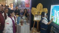 DEPUTI Gubernur Senior Bank Indonesia, Destry Damayanti; didampingi Kadisdikpora Kota Denpasar, Anak Agung Gede Wiratama, mengunjungi booth pameran Karya CBP Rupiah saat BI Goes to School di SMP PGRI 2 Denpasar, Jumat, 22 Mei 2026. Foto: tra DEPUTI Gubernur Senior Bank Indonesia, Destry Damayanti; didampingi Kadisdikpora Kota Denpasar, Anak Agung Gede Wiratama, mengunjungi booth pameran Karya CBP Rupiah saat BI Goes to School di SMP PGRI 2 Denpasar, Jumat, 22 Mei 2026. Foto: tra