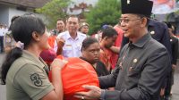 BUPATI Satria menyerahkan bantuan paket sembako kepada para penyandang disabilitas di HUT Satpol PP, Rabu (6/5/2026). Foto: ist BUPATI Satria menyerahkan bantuan paket sembako kepada para penyandang disabilitas di HUT Satpol PP, Rabu (6/5/2026). Foto: ist