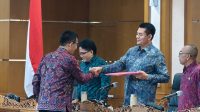 DEWA Made Mahayadnya (dua kanan) menerima laporan akhir pembahasan Raperda tentang Perubahan atas Perda Nomor 1/2024 tentang Pajak Daerah dan Retribusi Daerah dari Nyoman Budiutama, Senin (18/5/2026). Foto: ist DEWA Made Mahayadnya (dua kanan) menerima laporan akhir pembahasan Raperda tentang Perubahan atas Perda Nomor 1/2024 tentang Pajak Daerah dan Retribusi Daerah dari Nyoman Budiutama, Senin (18/5/2026). Foto: ist