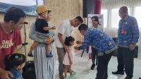 ASISTEN l Sekda Kabupaten Bangli, I Made Ari Pulasari, menyuapi makan dari bahan makanan olahan ikan saat acara Gemarikan di Ruang Krisna, Kantor Bupati Bangli, Rabu (20/5/2026). Foto: ist ASISTEN l Sekda Kabupaten Bangli, I Made Ari Pulasari, menyuapi makan dari bahan makanan olahan ikan saat acara Gemarikan di Ruang Krisna, Kantor Bupati Bangli, Rabu (20/5/2026). Foto: ist