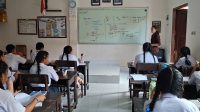 SALAH seorang guru honorer saat melaksanakan PMB di SMPN1 Bangli. Terbitnya SE Nomor 7 Tahun 2026 tentang penugasan guru honorer sempat memunculkan kecemasan di kalangan tenaga pendidik. Foto: ist SALAH seorang guru honorer saat melaksanakan PMB di SMPN1 Bangli. Terbitnya SE Nomor 7 Tahun 2026 tentang penugasan guru honorer sempat memunculkan kecemasan di kalangan tenaga pendidik. Foto: ist