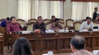 HARJA Astawa (dua kiri) saat menjelaskan ada informasi undangan mendadak diterima peserta RDP antara Pansus TRAP bersama instansi terkait dan BTID di DPRD Bali, Senin (11/5/2026). Foto: ist HARJA Astawa (dua kiri) saat menjelaskan ada informasi undangan mendadak diterima peserta RDP antara Pansus TRAP bersama instansi terkait dan BTID di DPRD Bali, Senin (11/5/2026). Foto: ist