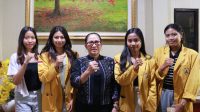KETUT Ariyani bersama mahasiswa Fakultas Administrasi Publik Universitas Pendidikan Nasional (Undiknas), di Bawaslu Bali, Selasa (12/5/2026). Foto: ist KETUT Ariyani bersama mahasiswa Fakultas Administrasi Publik Universitas Pendidikan Nasional (Undiknas), di Bawaslu Bali, Selasa (12/5/2026). Foto: ist