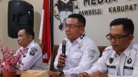 KOMISIONER WAYAN WIRKA KOMISIONER Wayan Wirka (tengah) saat memaparkan potensi tumpang tindih antara KUHAP dan UU Pemilu di Bawaslu Bangli, Rabu (6/5/2026). Foto: ist
