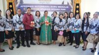 IBUNDA Persatuan Guru Republik Indonesia (PGRI) Provinsi Bali, Putri Koster, foto bersama Ketua PGRI Bali, I Gusti Ngurah Eddy Mulya; Kadisdikpora Bali, Ida Bagus Gde Wesnawa Punia, dan para guru di sela kegiatan Konkerprov PGRI Provinsi Bali 2026 di Aula Gedung Universitas Terbuka Denpasar, Jumat (29/5/2026). Foto: ist IBUNDA Persatuan Guru Republik Indonesia (PGRI) Provinsi Bali, Putri Koster, foto bersama Ketua PGRI Bali, I Gusti Ngurah Eddy Mulya; Kadisdikpora Bali, Ida Bagus Gde Wesnawa Punia, dan para guru di sela kegiatan Konkerprov PGRI Provinsi Bali 2026 di Aula Gedung Universitas Terbuka Denpasar, Jumat (29/5/2026). Foto: ist