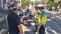 PENERTIBAN parkir liar dilaksanakan tim gabungan Polsek Ubud, Dinas Perhubungan Kabupaten Gianyar, dan Pecalang Desa Adat Padangtegal. Foto: ist PENERTIBAN parkir liar dilaksanakan tim gabungan Polsek Ubud, Dinas Perhubungan Kabupaten Gianyar, dan Pecalang Desa Adat Padangtegal. Foto: ist
