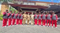 KABAN Kesbangpol Kota Denpasar, A.A. Ngurah Gede Darma Putra Atmadja; didampingi Sekban Kesbangpol Kota Denpasar, I Gusti Ngurah Gde Arisudana dan Kepala Bidang Ideologi Wawasan Bangsa dan Karakter Bangsa, Ida Bagus Gede Anumana, foto bersama sepuluh putra-putri terbaik Kota Denpasar yang mengikuti seleksi Pasukan Pengibar Bendera Pusaka (Paskibraka) tingkat nasional di Provinsi Bali. Foto: ist KABAN Kesbangpol Kota Denpasar, A.A. Ngurah Gede Darma Putra Atmadja; didampingi Sekban Kesbangpol Kota Denpasar, I Gusti Ngurah Gde Arisudana dan Kepala Bidang Ideologi Wawasan Bangsa dan Karakter Bangsa, Ida Bagus Gede Anumana, foto bersama sepuluh putra-putri terbaik Kota Denpasar yang mengikuti seleksi Pasukan Pengibar Bendera Pusaka (Paskibraka) tingkat nasional di Provinsi Bali. Foto: ist