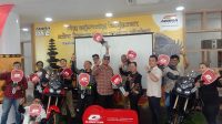 QJMOTOR Bali melaksanakan seremoni penyerahan unit kepada 10 konsumen pertama yang telah melakukan pre-order Tourino 250 DX. Foto: ist QJMOTOR Bali melaksanakan seremoni penyerahan unit kepada 10 konsumen pertama yang telah melakukan pre-order Tourino 250 DX. Foto: ist