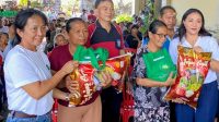 KETUA Tantri Bank BPD Bali, Ni Wayan Sony Sudharma, bersama anggota Tantri saat menyerahkan bantuan paket sembako kepada masyarakat Desa Ban dan Desa Pedahan, Karangasem, Sabtu (9/5/2026), dalam rangka menyambut HUT ke-13 Tantri. Foto: ist KETUA Tantri Bank BPD Bali, Ni Wayan Sony Sudharma, bersama anggota Tantri saat menyerahkan bantuan paket sembako kepada masyarakat Desa Ban dan Desa Pedahan, Karangasem, Sabtu (9/5/2026), dalam rangka menyambut HUT ke-13 Tantri. Foto: ist
