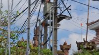 PEMKAB Bangli bergerak serius menata kabel jaringan telekomunikasi yang dinilai merusak estetika kota, dan berpotensi mengganggu keselamatan pengguna jalan. Foto: ist PEMKAB Bangli bergerak serius menata kabel jaringan telekomunikasi yang dinilai merusak estetika kota, dan berpotensi mengganggu keselamatan pengguna jalan. Foto: ist