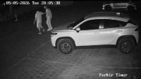 TANGKAPAN layar rekaman CCTV WNA yang menusuk resepsionis resort di Pejarakan. Foto: ist TANGKAPAN layar rekaman CCTV WNA yang menusuk resepsionis resort di Pejarakan. Foto: ist