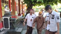 KEPALA SMPN 7 Denpasar, I Wayan Sugianta, mendampingi salah satu veteran saat hadir di acara Veteran Bercerita di SMPN 7 Denpasar, Kamis (21/5/2026). Foto: ist KEPALA SMPN 7 Denpasar, I Wayan Sugianta, mendampingi salah satu veteran saat hadir di acara Veteran Bercerita di SMPN 7 Denpasar, Kamis (21/5/2026). Foto: ist