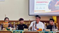 WAYAN Wirka (baju putih) saat menekankan upaya menjaga netralitas perlu dibangun sejak dini melalui penguatan pemahaman terhadap regulasi kepemiluan. Foto: ist WAYAN Wirka (baju putih) saat menekankan upaya menjaga netralitas perlu dibangun sejak dini melalui penguatan pemahaman terhadap regulasi kepemiluan. Foto: ist