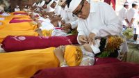 WhatsApp-Image-2026-05-28-at-16.34.10-BPN WALI Kota Denpasar, I Gusti Ngurah Jaya Negara, saat ngayah nyangging dalam rangkaian Karya Memungkah Ngenteg Linggih, Tawur Balik Sumpah Utama Pedudusan Agung di Pura Dalem Pengaotan, Desa Adat Bekul, Penatih Dangin Puri, Kecamatan Denpasar Timur Kamis (28/5/2026). Foto: ist
