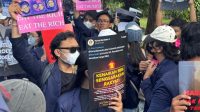 SERATUSAN mahasiswa dari BEM Universitas Udayana dan organisasi kepemudaan berunjuk rasa damai di depan gedung DPRD Bali, Senin (22/6/2026) sore. Foto: hen SERATUSAN mahasiswa dari BEM Universitas Udayana dan organisasi kepemudaan berunjuk rasa damai di depan gedung DPRD Bali, Senin (22/6/2026) sore. Foto: hen