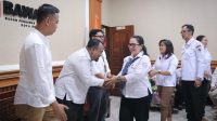 ANGGOTA Bawaslu Badung, Rachmat Tamara (dua kiri); menerima selamat dari anggota Bawaslu Bali, Ketut Ariyani, karena meraih peringkat terbaik di Bali dalam evaluasi pelaksanaan P2P tingkat Provinsi Bali yang digelar di Bawaslu Kota Denpasar, Selasa (9/6/2026). Foto: ist ANGGOTA Bawaslu Badung, Rachmat Tamara (dua kiri); menerima selamat dari anggota Bawaslu Bali, Ketut Ariyani, karena meraih peringkat terbaik di Bali dalam evaluasi pelaksanaan P2P tingkat Provinsi Bali yang digelar di Bawaslu Kota Denpasar, Selasa (9/6/2026). Foto: ist