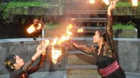 BALINESE Fire Dance, pertunjukan yang memadukan keindahan tari tradisional Bali dengan atraksi api. Foto: ist BALINESE Fire Dance, pertunjukan yang memadukan keindahan tari tradisional Bali dengan atraksi api. Foto: ist