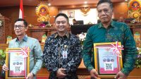 BUPATI Satria bersama Ketua DPRD Klungkung, Agung Anom; menerima LHP BPK RI dari Kepala Perwakilan BPK Provinsi Bali, I Gusti Ngurah Satria Perwira, di ruang Sidang Utama DPRD Bali. Foto: ist BUPATI Satria bersama Ketua DPRD Klungkung, Agung Anom; menerima LHP BPK RI dari Kepala Perwakilan BPK Provinsi Bali, I Gusti Ngurah Satria Perwira, di ruang Sidang Utama DPRD Bali. Foto: ist