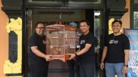 CENDERAMATA PENYERAHAN cenderamata dari EO BNR Bali Timur kepada Kapolres Gianyar. Foto: ist