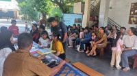 MASYARAKAT saat melakukan pendaftaran murid baru di SDN 8 Dauh Puri. Foto: ist MASYARAKAT saat melakukan pendaftaran murid baru di SDN 8 Dauh Puri. Foto: ist