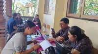 ORANG TUA calon murid baru melakukan proses daftar ulang di SDN 2 Penatih, Selasa (30/6/2027). Disdikpora Denpasar mengingat calon murid yang sudah diterima tidak melakukan daftar ulang dianggap mengundurkan diri. Foto: ist ORANG TUA calon murid baru melakukan proses daftar ulang di SDN 2 Penatih, Selasa (30/6/2027). Disdikpora Denpasar mengingat calon murid yang sudah diterima tidak melakukan daftar ulang dianggap mengundurkan diri. Foto: ist