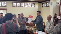 DEWA Made Mahayadnya menerima rekomendasi Pansus TRAP saat rapat paripurna intern DPRD Bali, Selasa (2/6/2026). Foto: hen DEWA Made Mahayadnya menerima rekomendasi Pansus TRAP saat rapat paripurna intern DPRD Bali, Selasa (2/6/2026). Foto: hen