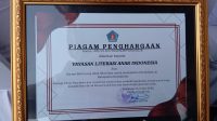 YAYASAN Literasi Anak Indonesia (YLAI) menerima penghargaan Darma Bakti dalam rangkaian Pekan Literasi dan Pendidikan di Kabupaten Klungkung. Penghargaan ini diserahkan langsung oleh Bupati Klungkung, I Made Satria, sebagai bentuk apresiasi atas semangat gotong royong berbagai pihak dalam memajukan pendidikan di daerah. Foto: ist YAYASAN Literasi Anak Indonesia (YLAI) menerima penghargaan Darma Bakti dalam rangkaian Pekan Literasi dan Pendidikan di Kabupaten Klungkung. Penghargaan ini diserahkan langsung oleh Bupati Klungkung, I Made Satria, sebagai bentuk apresiasi atas semangat gotong royong berbagai pihak dalam memajukan pendidikan di daerah. Foto: ist