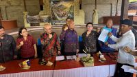 FOR HATI BALI MADE Suparta menerima aspirasi dan apresiasi dari For Hati Bali terkait kinerja Pansus TRAP selama ini, saat audiensi di wantilan DPRD Bali, Rabu (3/6/2026). Foto: hen