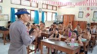 KASAT Binmas Polresta Denpasar, AKP Gede Endrawan, memberikan sosialisasi terkait bijak bermedia sosial di SDN 1 Paguyangan, Denpasar Utara. Foto: ist KASAT Binmas Polresta Denpasar, AKP Gede Endrawan, memberikan sosialisasi terkait bijak bermedia sosial di SDN 1 Paguyangan, Denpasar Utara. Foto: ist