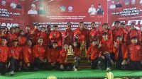 KEPALA Dinas Pendidikan, Kepemudaan dan Olahraga (Disdikpora) Kota Denpasar, Anak Agung Gede Wiratama; foto bersama atlet usai menerima piala juara umum Pekan Olahraga Pelajar (Porjar) Provinsi Bali 2026, Rabu (10/6/2026). Foto: tra KEPALA Dinas Pendidikan, Kepemudaan dan Olahraga (Disdikpora) Kota Denpasar, Anak Agung Gede Wiratama; foto bersama atlet usai menerima piala juara umum Pekan Olahraga Pelajar (Porjar) Provinsi Bali 2026, Rabu (10/6/2026). Foto: tra