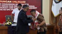KEPALA Delegasi ECI dan IIIDEM, Shri Anurag Goel (kiri); mengalungkan cenderamata kepada Ketua KPU Bali, I Dewa Agung Gede Lidartawan, saat berkunjung ke KPU Bali, Jumat (5/6/2026). Foto: ist KEPALA Delegasi ECI dan IIIDEM, Shri Anurag Goel (kiri); mengalungkan cenderamata kepada Ketua KPU Bali, I Dewa Agung Gede Lidartawan, saat berkunjung ke KPU Bali, Jumat (5/6/2026). Foto: ist