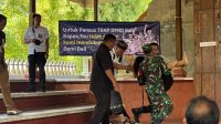 PETUGAS keamanan membopong salah satu peserta di wantilan DPRD Bali yang mengalami “kerauhan” di sela-sela audiensi dengan Pansus TRAP, Rabu (3/6/2026). Foto: ist PETUGAS keamanan membopong salah satu peserta di wantilan DPRD Bali yang mengalami “kerauhan” di sela-sela audiensi dengan Pansus TRAP, Rabu (3/6/2026). Foto: ist