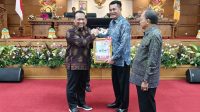KETUA DPRD Bali, Dewa Made Mahayadnya (tengah), menerima Laporan Hasil Pemeriksaan BPK RI atas Laporan Keuangan Pemerintah Daerah (LKPD) Provinsi Bali 2025, dalam sidang paripurna di DPRD Bali, Senin (8/6/2026). Foto: ist KETUA DPRD Bali, Dewa Made Mahayadnya (tengah), menerima Laporan Hasil Pemeriksaan BPK RI atas Laporan Keuangan Pemerintah Daerah (LKPD) Provinsi Bali 2025, dalam sidang paripurna di DPRD Bali, Senin (8/6/2026). Foto: ist