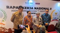 KETUA Umum ADPSI, Buky Wibawa Karya Guna (dua kanan); memberi keterangan ke media didampingi Sekjen ADPSI, Fahmi Hakim (kanan); dan Ketua DPRD Bali, Dewa Made Mahayadnya (kiri). Foto: hen KETUA Umum ADPSI, Buky Wibawa Karya Guna (dua kanan); memberi keterangan ke media didampingi Sekjen ADPSI, Fahmi Hakim (kanan); dan Ketua DPRD Bali, Dewa Made Mahayadnya (kiri). Foto: hen