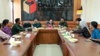 KONSOLIDASI demokrasi oleh Kordiv Pencegahan, Partisipasi Masyarakat dan Humas Bawaslu Bali, Ketut Ariyani, bersama sejumlah kepala sekolah dan organisasi kepemudaan di Bawaslu Kabupaten Badung, Selasa (2/6/2026). Foto: ist KONSOLIDASI demokrasi oleh Kordiv Pencegahan, Partisipasi Masyarakat dan Humas Bawaslu Bali, Ketut Ariyani, bersama sejumlah kepala sekolah dan organisasi kepemudaan di Bawaslu Kabupaten Badung, Selasa (2/6/2026). Foto: ist