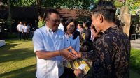 BUPATI Gianyar, I Made Mahayastra, melepas peserta penerima bantuan biaya kontribusi pendidikan dan pelatihan berbasis kompetensi program satu tahun bagi masyarakat kurang mampu, Rabu (3/6/2026), di Taman Maheswara, halaman belakang Kantor Bupati Gianyar. Foto: ist BUPATI Gianyar, I Made Mahayastra, melepas peserta penerima bantuan biaya kontribusi pendidikan dan pelatihan berbasis kompetensi program satu tahun bagi masyarakat kurang mampu, Rabu (3/6/2026), di Taman Maheswara, halaman belakang Kantor Bupati Gianyar. Foto: ist