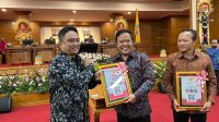BUPATI Bangli, Sang Nyoman Sedana Arta; didampingi Ketua DPRD Bangli, I Ketut Suastika, menerima LHP BPK. Foto: ist BUPATI Bangli, Sang Nyoman Sedana Arta; didampingi Ketua DPRD Bangli, I Ketut Suastika, menerima LHP BPK. Foto: ist