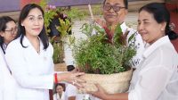KETUA TP Posyandu Kabupaten Gianyar, Surya Adnyani Mahayastra, menyerahkan 8.700 pohon bibit tanaman kepada 10 desa yang mengikuti Lomba Telajakan Tingkat Provinsi Bali di Banjar Yangloni, Desa Peliatan. Foto: ist KETUA TP Posyandu Kabupaten Gianyar, Surya Adnyani Mahayastra, menyerahkan 8.700 pohon bibit tanaman kepada 10 desa yang mengikuti Lomba Telajakan Tingkat Provinsi Bali di Banjar Yangloni, Desa Peliatan. Foto: ist