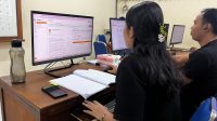 OPERATOR SPMB SMP negeri di Denpasar melakukan proses verifikasi berkas jalur prestasi. Foto: ist OPERATOR SPMB SMP negeri di Denpasar melakukan proses verifikasi berkas jalur prestasi. Foto: ist