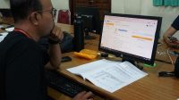 OPERATOR SPMB SMP negeri di Denpasar saat melakukan proses verifikasi berkas pengajuan pendaftaran. Foto: ist OPERATOR SPMB SMP negeri di Denpasar saat melakukan proses verifikasi berkas pengajuan pendaftaran. Foto: ist