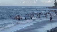 WARGA ramai mandi di Pantai Cucukan, Gianyar. Foto: ist WARGA ramai mandi di Pantai Cucukan, Gianyar. Foto: ist