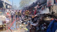 PETUGAS melakukan pemadaman api yang melalap deretan kios di Pasar Tulikup. Foto: ist PETUGAS melakukan pemadaman api yang melalap deretan kios di Pasar Tulikup. Foto: ist