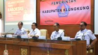 BUPATI Satria dan Wabup Tjok Surya menggelar Rakor Pelaksanaan Pekan Literasi dan Pendidikan Tahun 2026 di ruang rapat Praja Mandala, Kantor Bupati Klungkung, Rabu (3/6/2026). Foto: ist BUPATI Satria dan Wabup Tjok Surya menggelar Rakor Pelaksanaan Pekan Literasi dan Pendidikan Tahun 2026 di ruang rapat Praja Mandala, Kantor Bupati Klungkung, Rabu (3/6/2026). Foto: ist