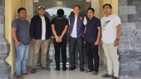 POLISI mengamankan pelaku pencurian uang wisatawan. Foto: ist POLISI mengamankan pelaku pencurian uang wisatawan. Foto: ist