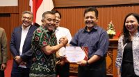 PENGHARGAAN KPU PROF. Dr. I Dewa Gede Palguna, S.H., M.Hum (dua kanan) menerima penghargaan dari Ketua KPU Bali, I Dewa Agung Gede Lidartawan, usai Bedah Buku Seri I bertajuk Mahkamah Konstitusi (MK) dan Dinamika Politik Hukum di Indonesia di Kerthasabha Convention Hall, Fakultas Hukum Universitas Udayana, Jumat (12/6/2026). Foto: ist