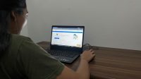 MASYARAKAT melihat hasil seleksi Sistem Penerimaan Murid Baru (SPMB) tahun ajaran 2026/2027 untuk jalur prestasi SMP Negeri di Kota Denpasar yang resmi diumumkan pada Kamis (25/6/2026). Foto: ist MASYARAKAT melihat hasil seleksi Sistem Penerimaan Murid Baru (SPMB) tahun ajaran 2026/2027 untuk jalur prestasi SMP Negeri di Kota Denpasar yang resmi diumumkan pada Kamis (25/6/2026). Foto: ist