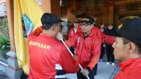 WAKIL Wali Kota Denpasar, I Kadek Agus Arya Wibawa, melepas secara resmi Kontingen Kota Denpasar yang akan berlaga dalam ajang Pekan Olahraga (Porjar) Provinsi Bali tahun 2026 di halaman depan Kantor Wali Kota Denpasar, pada Rabu (3/6/2026) siang. Foto: ist WAKIL Wali Kota Denpasar, I Kadek Agus Arya Wibawa, melepas secara resmi Kontingen Kota Denpasar yang akan berlaga dalam ajang Pekan Olahraga (Porjar) Provinsi Bali tahun 2026 di halaman depan Kantor Wali Kota Denpasar, pada Rabu (3/6/2026) siang. Foto: ist