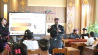 KORDIV Hukum, Pencegahan, Partisipasi Masyarakat, dan Humas Bawaslu Badung, Rachmat Tamara, saat menjelaskan hak disabilitas dalam kontestasi politik di SLB Negeri 1 Badung, Kamis (11/6/2026). Foto: ist KORDIV Hukum, Pencegahan, Partisipasi Masyarakat, dan Humas Bawaslu Badung, Rachmat Tamara, saat menjelaskan hak disabilitas dalam kontestasi politik di SLB Negeri 1 Badung, Kamis (11/6/2026). Foto: ist