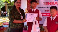 PENYERAHAN piagam penghargaan kepada siswa SDN 10 Sanur yang berprestasi. Foto: ist PENYERAHAN piagam penghargaan kepada siswa SDN 10 Sanur yang berprestasi. Foto: ist